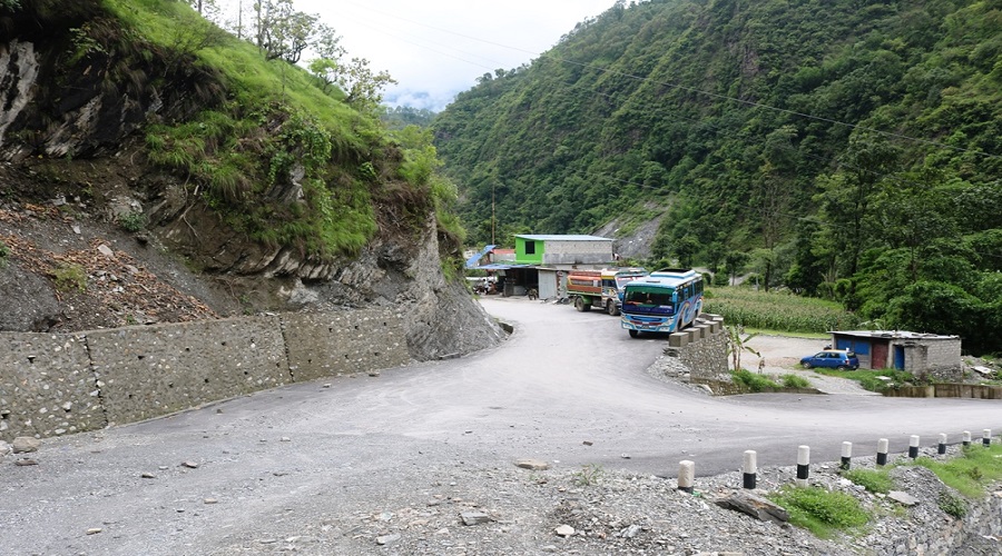 दुई दिनदेखि बन्द बेनी–दरबाङ सडक खुल्यो, यातायात सुचारु