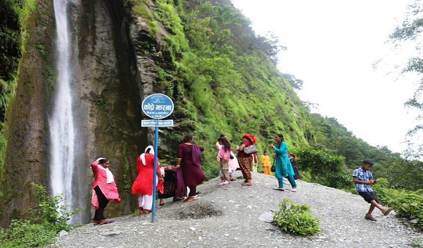 म्याग्दीको कोप्रे झरना आन्तरिक पर्यटकको रोजाइमा (तस्बिरसहित)