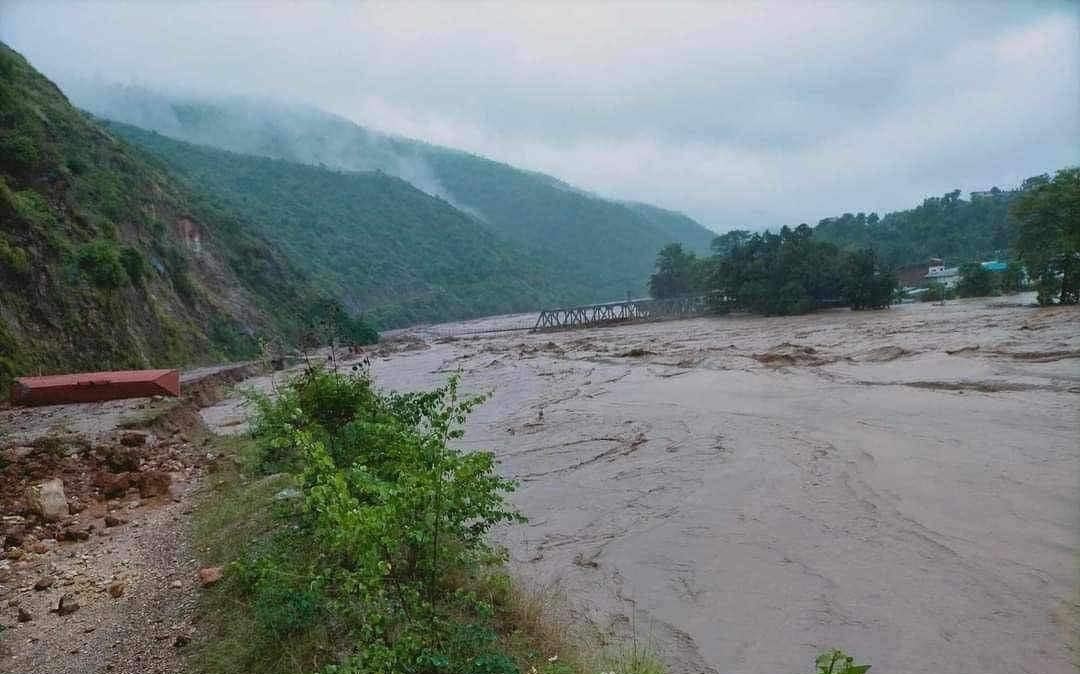 मन्थली खुर्कोट जोर्ने पुल सुनकोसीले बगायो