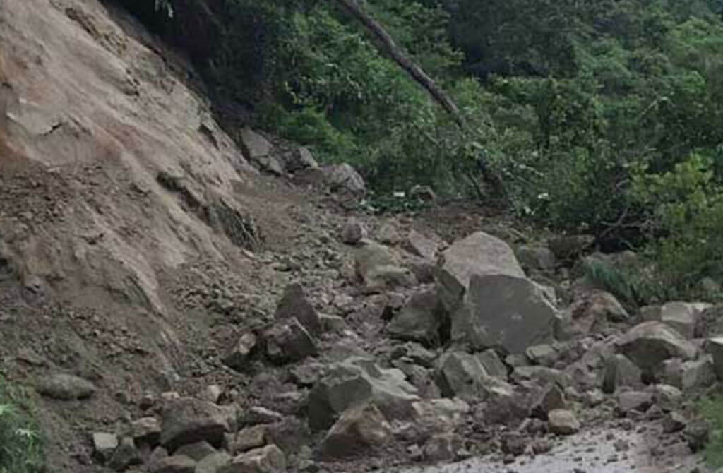 मेची राजमार्गमा फेरि पहिरो, यातायात ठप्प