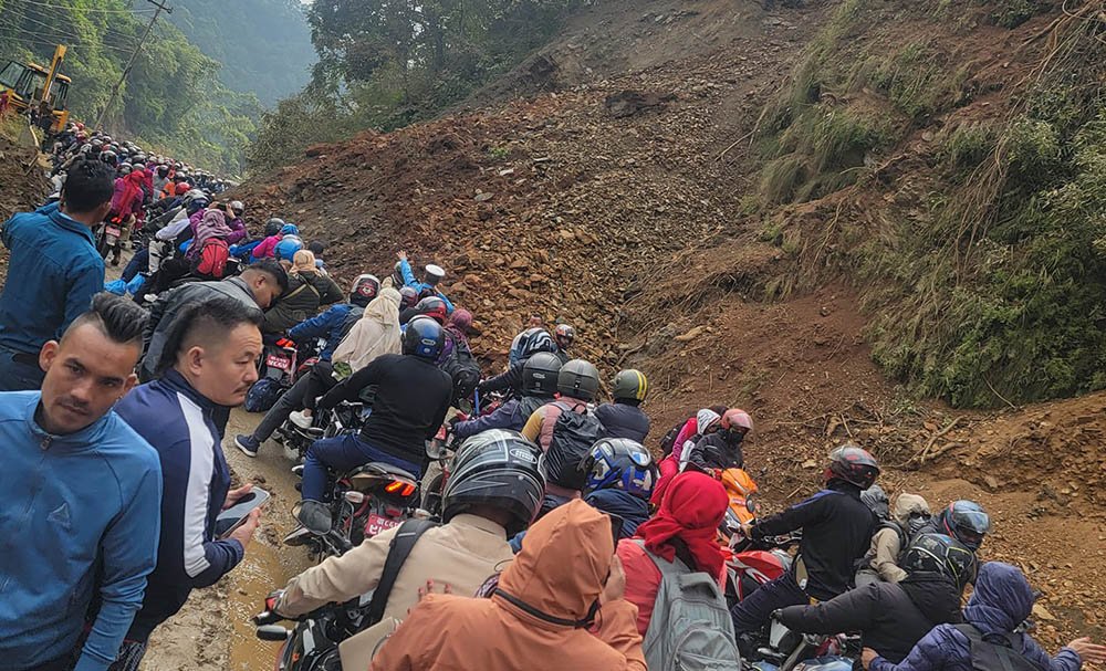 सुख्खा पहिरोले अवरुद्ध अरनिको राजमार्ग एकतर्फी सुचारु