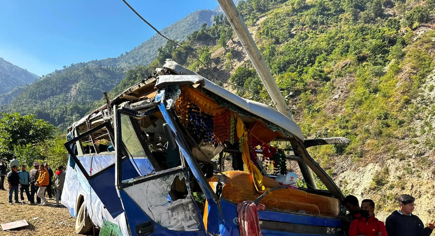 रुकुमपश्चिममा बस दुर्घटना हुँदा ९ जना घाइते