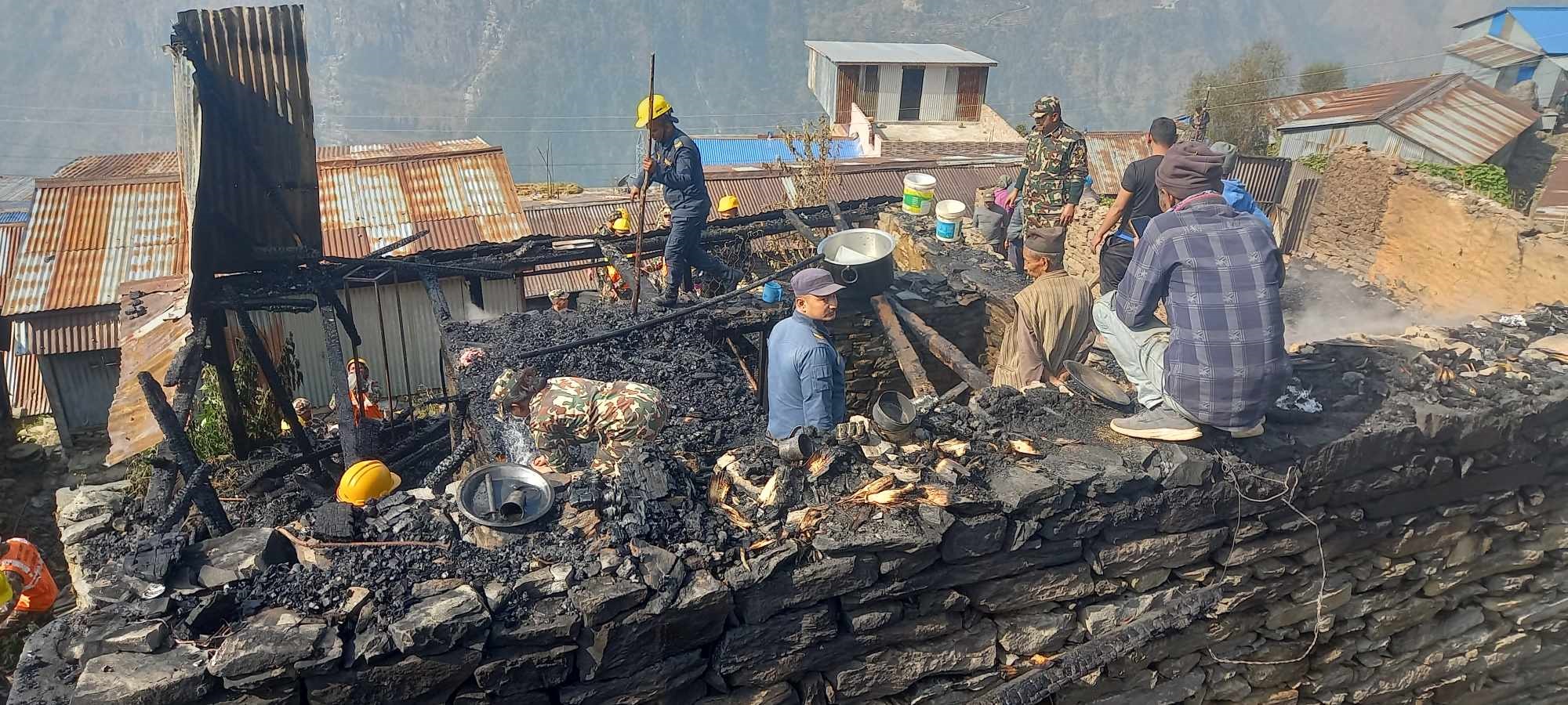 रसुवाको कालिकामा करेन्ट सर्ट भई आगलागी हुँदा ३ घर जले, करिब २७ लाख बराबरको क्षति 