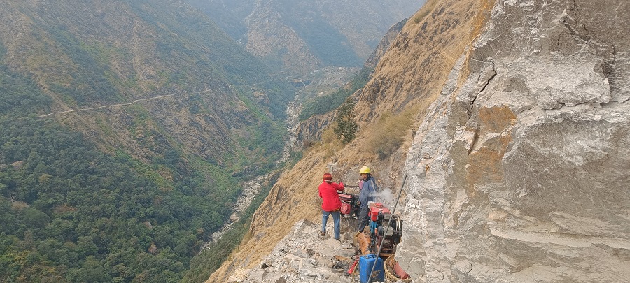 चट्टानी भीरमा परिवारको भविष्य खोज्दै मजदुर