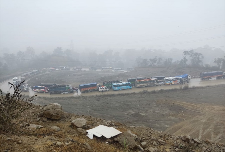 हुस्सु र शीतलहरले  पूर्व-पश्चिम राजमार्गको दाउन्ने खण्ड अवरुद्ध