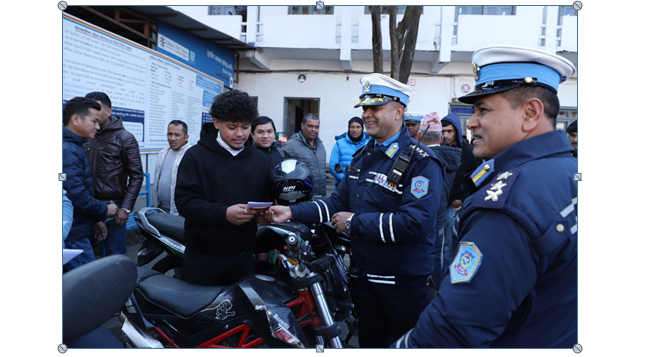 हराएका ३३ ओटा दुई पाङग्रे सवारी साधन ट्राफिक प्रहरीद्वारा खोजतलास गरी धनीलाई हस्तान्तरण