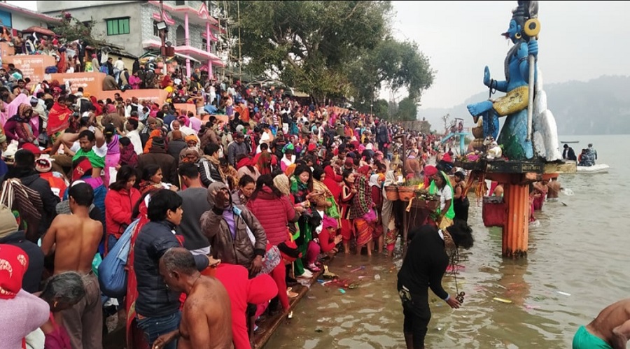 त्रिवेणी स्नान गर्न श्रद्धालुको घुइँचो