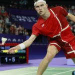 र्‍याकेट बिसाएका दुई पटकका ओलम्पिक च्याम्पियन एक्सेलसन