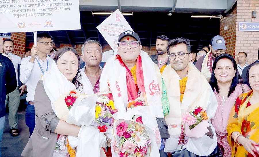 इलिफेन्ट इन द फगको टोलीलाई सरकारको एअरपोर्टमै स्वागत