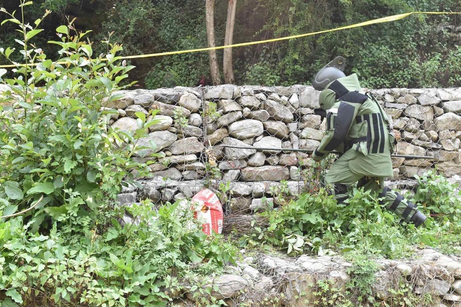 रोल्पामा सडक मर्मतका क्रममा भेटिएको शङ्कास्पद वस्तु सेनाद्वारा डिस्पोज