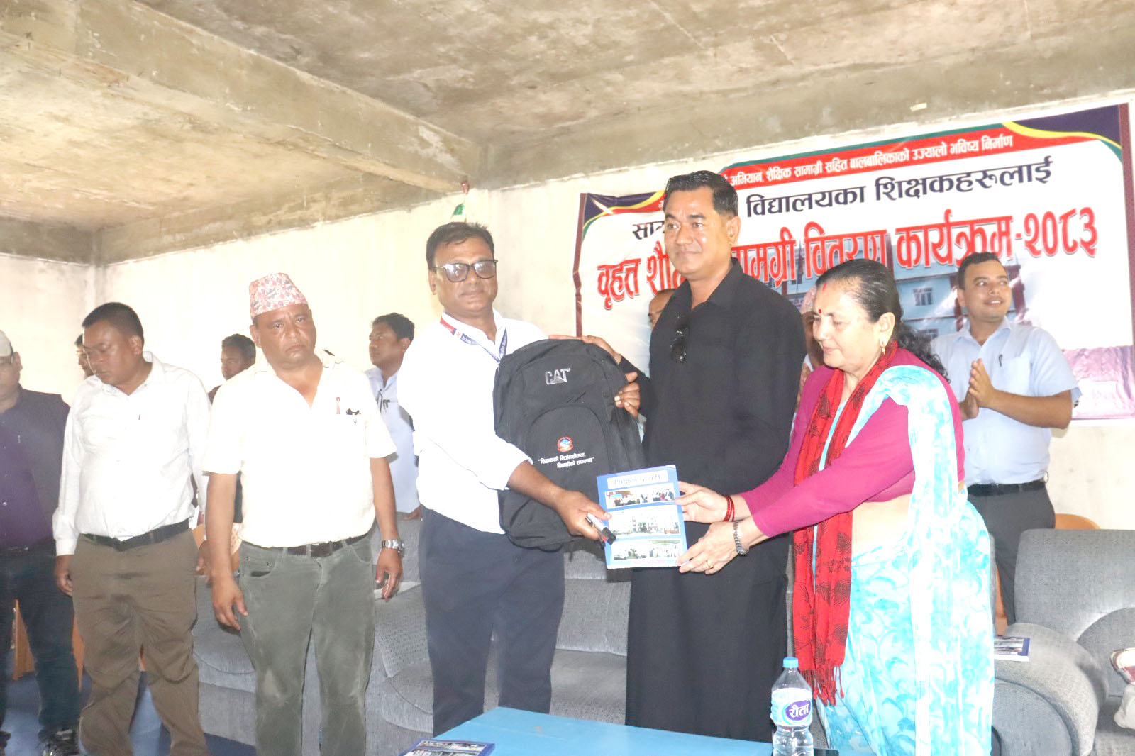 शैक्षिक अवस्था सुधार्न शिक्षकलाई झोला, डायरी र कलम