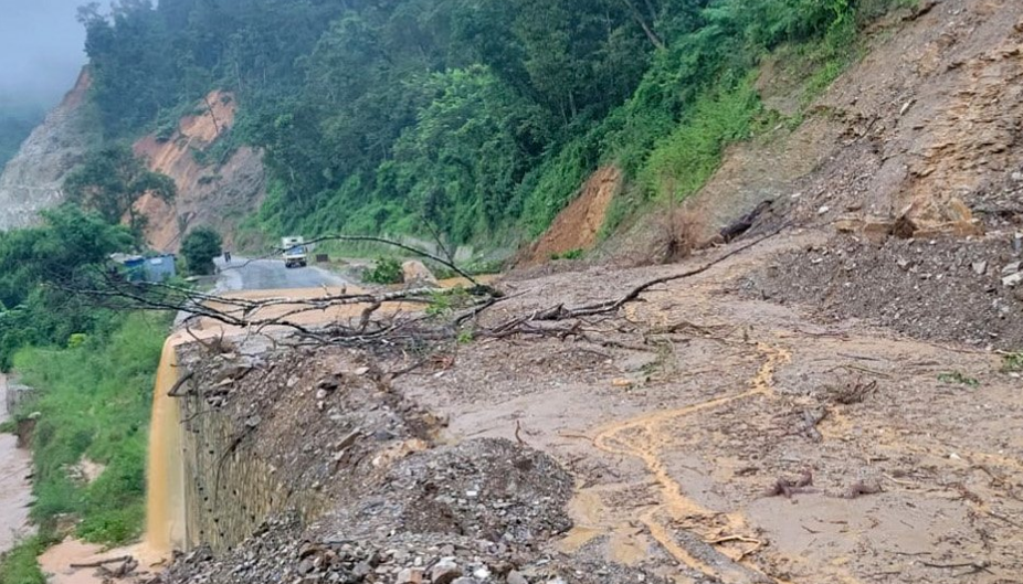 वर्षा र पहिरोले मुख्य राजमार्ग प्रभावित