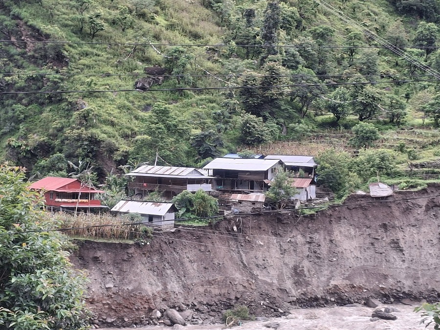 अविरल वर्षाका कारण दोलखाको लोगटा बस्ती जोखिममा